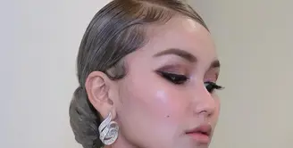 Silver menjadi tren warna rambut yang happening di tahun 2021. 
(Foto: Instagram/ Ayu Ting Ting).
