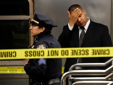 Petugas NYPD melakukan penyelidikan di lokasi tewasnya seorang perempuan di stasiun Time Square, New York, Senin (7/11). Perempuan malang itu tewas setelah didorong ke jalur subway ketika kereta nomor 1 sedang memasuki stasiun. (REUTERS/Brendan McDermid)