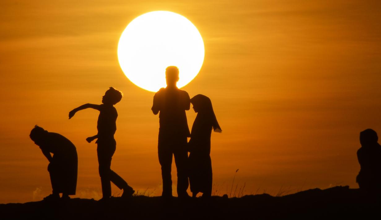 Gambar Wanita Di Pantai Sunset
