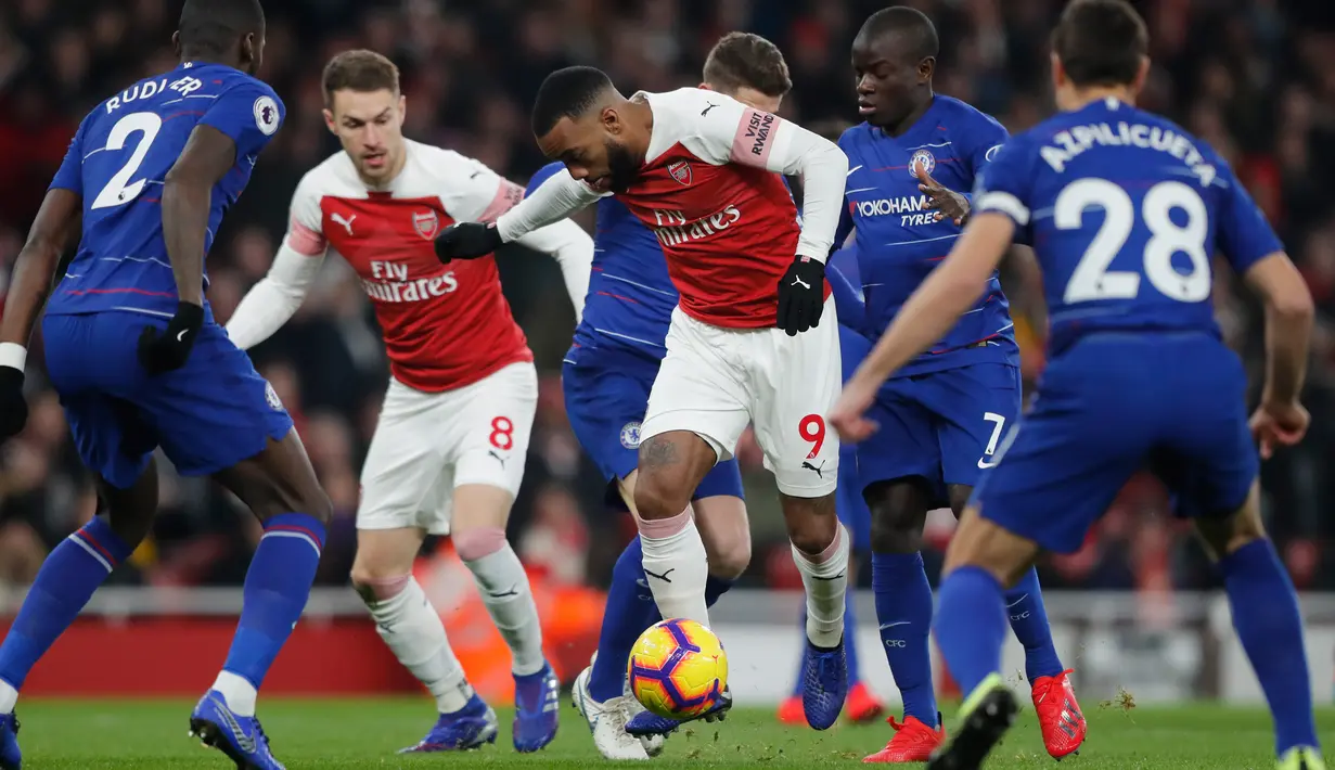 Gelandang Chelsea, Willian saat dilanggar bek Arsenal, Sokratis Papastathopoulos selama pertandingan lanjutan Liga Inggris di stadion Emirates di London (19/1). Arsenal menang 2-0 atas Chelsea. (AP Photo/Frank Augstein)