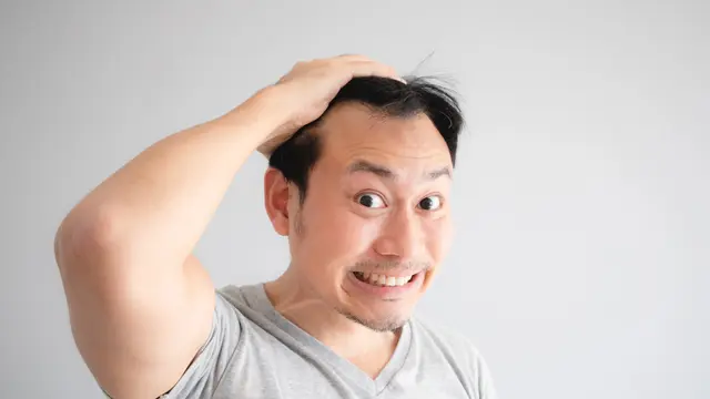 Rambut Kaku Pria Bikin Jadi Susah Diatur, Apa Saja Sih Penyebab dan Cara Mengatasinya?