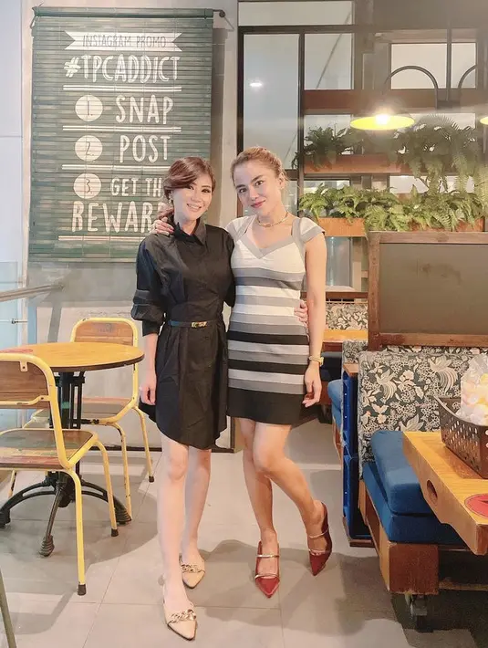 Medina Zein pun memamerkan kaki jenjangnya dengan mengenakan mini dres monokrom dengan motif bergaris. @medinazein92