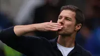 Manajer Chelsea, Xabi Alonso, berterima kasih kepada para suporter di akhir pertandingan Premier League antara Chelsea dan Brighton and Hove Albion di Stamford Bridge, London, Minggu (30/8/2026). (Adrian Dennis / AFP)