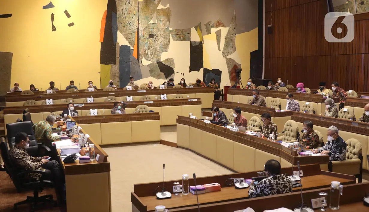 Suasana rapat kerja MenPAN-RB Tjahjo Kumolo dengan Komisi II DPR di Komplek Parlemen, Jakarta, Kamis (8/4/2021). Dalam rapat tersebut membahas mengenai pandangan pemerintah atas penjelasan DPR terkait RUU tentang ASN serta pembentukan Panja RUU tersebut. (Liputan6.com/Angga Yuniar)