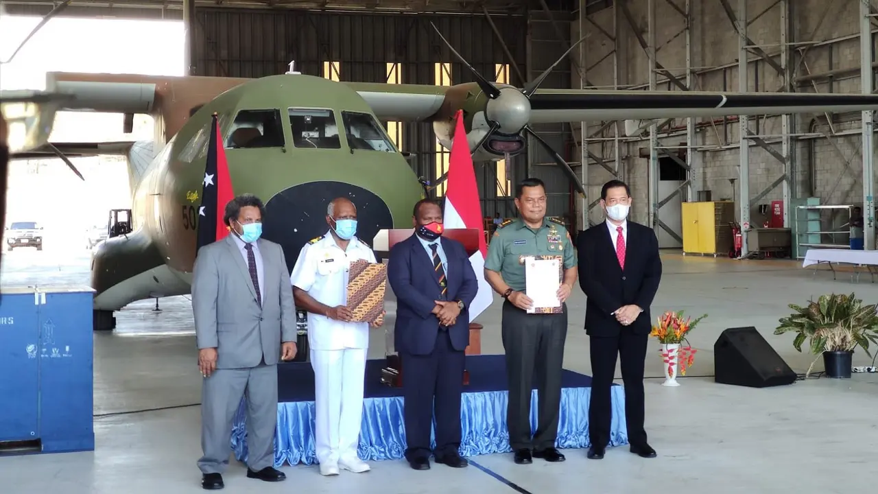 TNI Bantu Perbaikan Mesin Pesawat CASA Milik Angkatan Bersenjata Papua Nugini
