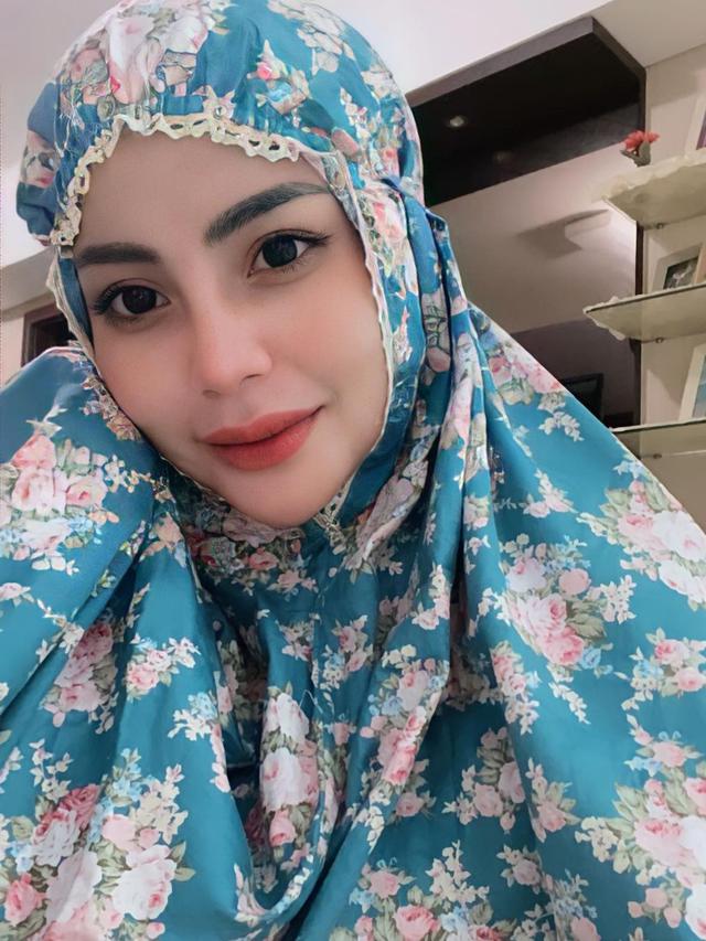 7 Potret Tisya Erni, Model yang Dikabarkan Dekat dengan Sule