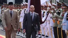 Menteri Pertahanan Republik Indonesia, Sjafrie Sjamsoeddin (kiri) dan Menteri Pertahanan Qatar Sheikh Saoud bin Abdulrahman Al Thani memeriksa barisan kehormatan sebelum pertemuan mereka di Kementerian Pertahanan, Jakarta, Selasa 2 Juni 2026. (BAY ISMOYO/AFP)