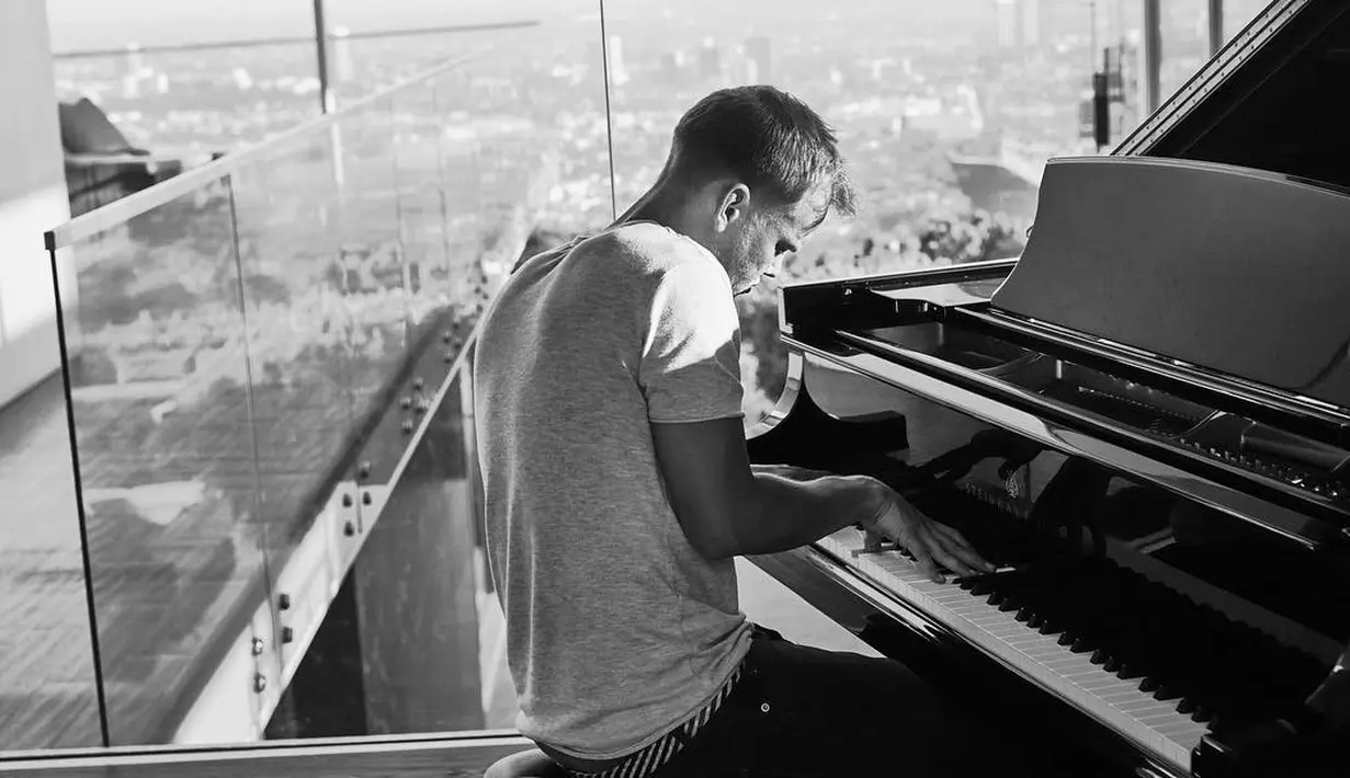 Melihat dari foto-foto di Instagramnya, Avicii pun selalu terlihat tampan saat memainkan alat musiknya. Seperti halnya di foto ini, ia tampak sedang bermain piano dan sangat menghayatinya. (Instagram/Avicii)