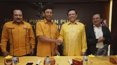 Ketua Umum Partai Hanura Wiranto (kedua dari kiri) bersalaman dengan Ketua Umum Partai Golkar Agung Laksono (kedua kanan) saat melakukan pertemuan di kantor DPP Partai Hanura, Jakarta, Jum'at (13/3/2015). (Liputan6.com/Andrian M Tunay)
