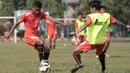 Pemain Persija, Ramdani Lestaluhu mengontrol bola saat berlatih jelang Piala Presiden 2015 di Lapangan Yon Zikon 14, Jakarta, Jumat (21/8/2015). Ramdani antusias kembali mengikuti latihan dengan Macan Kemayoran.(Bola.com/Vitalis Yogi Trisna)