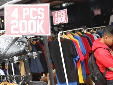 Pengunjung memilih busana yang ditawarkan pada gelaran Jakcloth Year End Sale di Parkir Timur Senayan, Jakarta, Sabtu (22/12). 380 tenant yang menawarkan beragam busana yang rata-rata menyasar pembeli berusia remaja. (Liputan6.com/Helmi Fithriansyah)