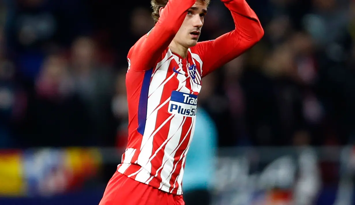Pemain Atletico Madrid Antoine Griezmann meninggalkan lapangan saat ganti pemain dalam pertandingan Liga Europa melawan Sporting Lisbon di stadion Metropolitano, Madrid (5/4). (AP Photo / Francisco Seco)