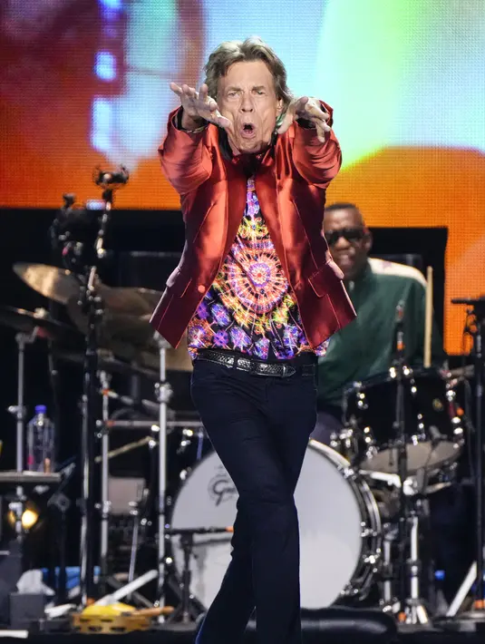 Personel grup band The Rolling Stones Mick Jagger tampil pada tur Sixty Stones Europe 2022 di Stadion Wanda Metropolitano, Madrid, Spanyol, 1 Juni 2022. (AP Photo/Manu Fernandez)