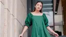 Tampil dengan simple dress, istri Glenn Alinskie ini kerap mencuri perhatian. Pasalnya, Chelsea Olivia terlihat begitu menawan dengan simple dress berwarna hijau. Makeup natural yang menghiasi wajahnya pun membuat Chelsea tampak cantik. (Liputan6.com/IG/@chelseaoliviaa)