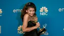 Zendaya berpose usai meraih penghargaan aktris utama terbaik dalam serial drama 'Euphoria' pada ajang Emmy Awards 2022 di Microsoft Theater, Los Angeles, Amerika Serikat, 12 September 2022. Kini, di usia 26 tahun, Zendaya tercatat sebagai aktris termuda yang memenangkan dua piala Emmy. (AP Photo/Jae C. Hong)