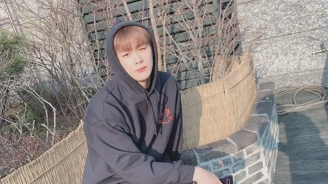 Mengenang Moonbin ASTRO, begini tampilannya saat mengenakan pakaian hitam (Foto: Instagram/moonbinofastro)