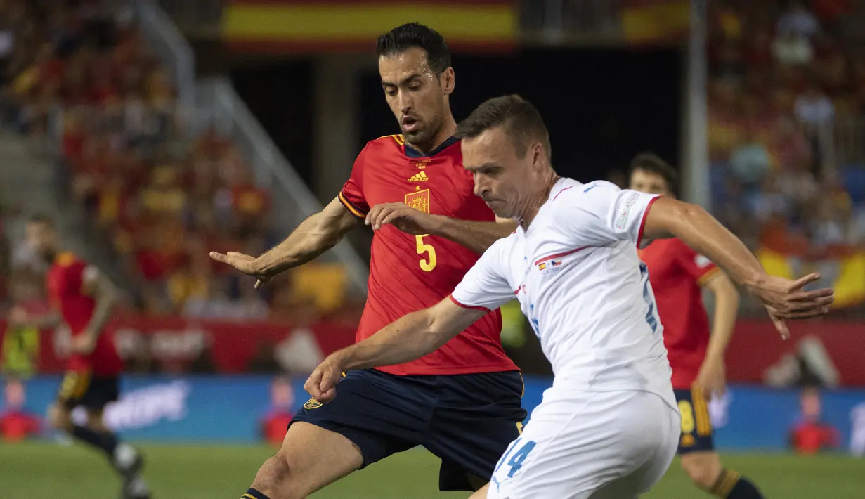 Sergio Busquets. Gelandang bertahan berusia 34 tahun yang masih aktif bermain bersama Barcelona sebagai satu-satunya klub yang dibela sepanjang kariernya ini berpelunag besar tampil bersama Timnas Spanyol di Piala Dunia Qatar 2022 yang menjadi Piala Dunia keempatnya. Saat ini ia dipercaya pelatih Luis Enrique memegang ban kapten Tim Matador usai menggantikan Sergio Ramos. Total ia telah mengoleksi 139 caps bersama Timnas Spanyol dengan torehan 2 gol dan 9 assist sejak melakukan debut pada 1 April 2009. (AFP/Jorge Guerrero)