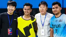 Mantan pelatih Timnas Indonesia, Shin Tae-yong, menyaksikan langsung pertandingan Asnawi vs Arhan di Liga Thailand. Pertandingan yang berakhir imbang 0-0 itu menyajikan duel menarik antara kedua pemain Indonesia tersebut. Momen pertemuan itu berujung dengan foto bersama di pinggir lapangan. (Liputan6/com/IG/@true_bangkok_united)