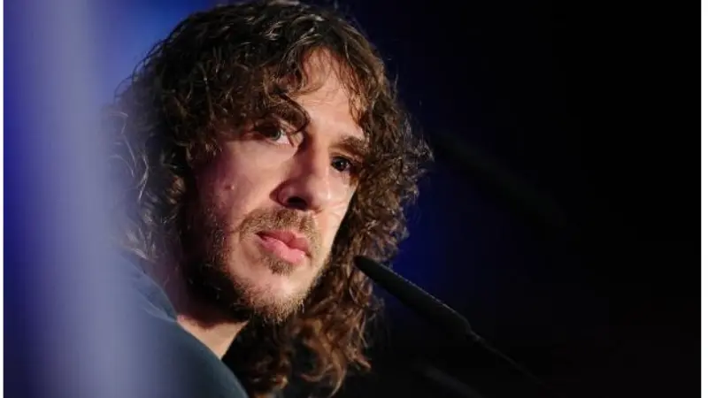 Bek legendaris Barcelona, Carles Puyol, meminta Neymar memberi kejelasan terkait rumor transfernya ke Paris Saint-Germain. (Reuters/Juan Medina)