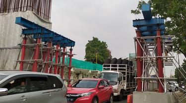 Konstruksi Jalan Tol Bogot Outer Ring Road (BORR) Seksi IIIA terus dikebut karena hingga kini progres pekerjaan baru mencapai 54 persen.