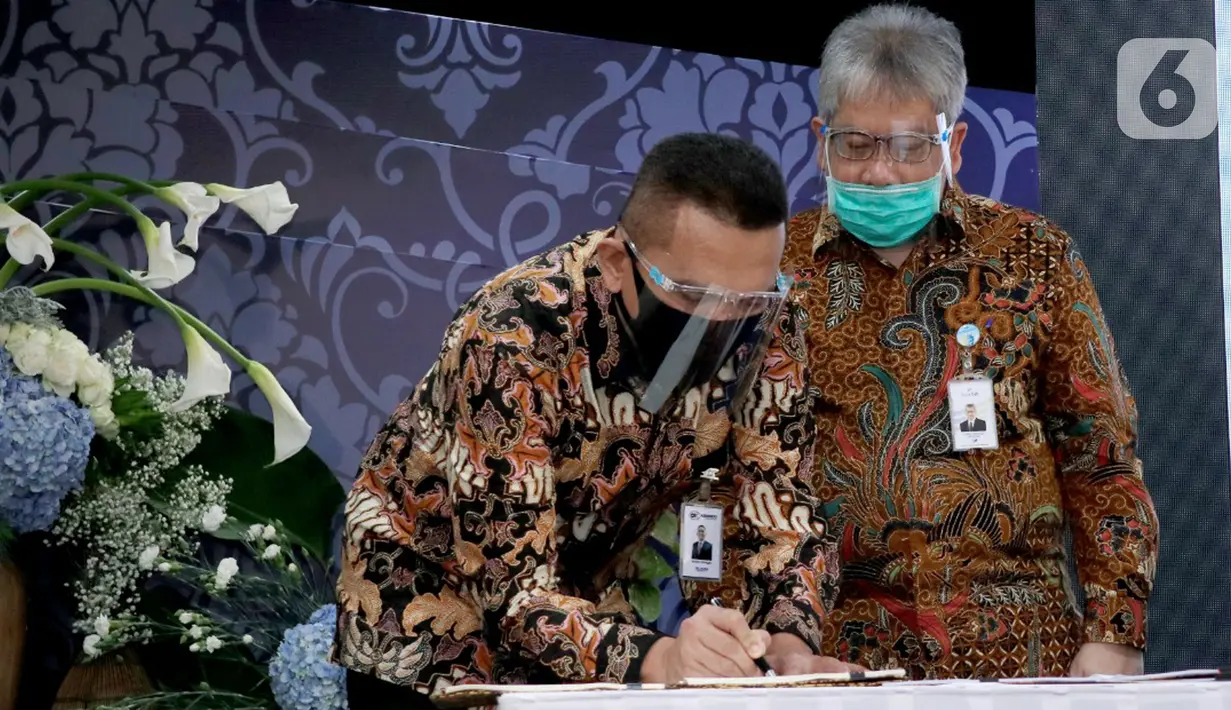 Direktur Operasional Ritel Askrindo Anton F Siregar saat penandatanganan kerjasama dengan perbankan dalam peluncuran Penjaminan Kredit Modal Kerja untuk UMKM di Jakarta, Rabu (8/7/2020). Penandatanganan dilakukan dengan program Pemulihan Ekonomi Nasional (PEN). (Liputan6.com/HO/Askrindo)