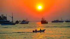 Sebuah perahu melintas di perairan Labuan Bajo, Flores, Nusa Tenggara Timur sesaat sebelum matahari terbenam. Labuan Bajo, kota kecil di ujung barat Pulau Flores, Nusa Tenggara Timur, terus berkembang menjadi salah satu destinasi wisata unggulan Indonesia. (merdeka.com/Arie Basuki)
