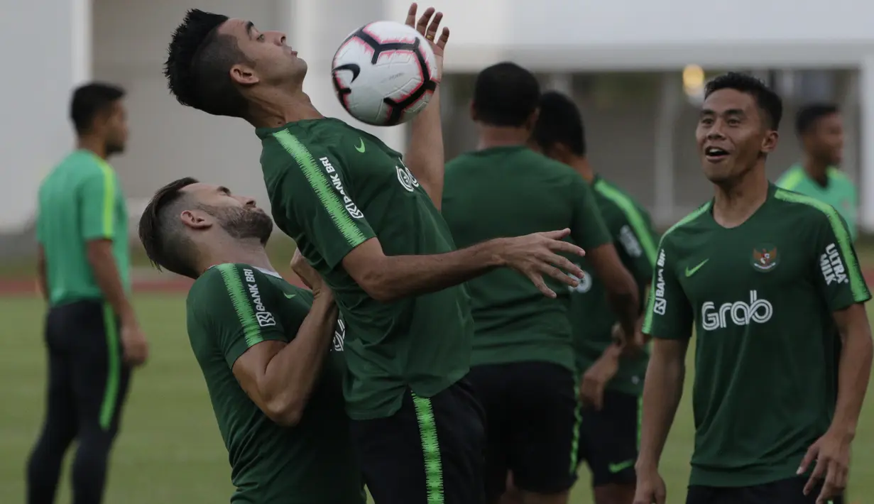 Pemain Timnas Indonesia, Otavio Dutra, mengontrol bola saat latihan di Stadion Madya Senayan, Jakarta, Jumat (8/3). Latihan ini merupakan persiapan jelang laga persahabatan melawan Myanmar. (Bola.com/Vitalis Yogi Trisna)