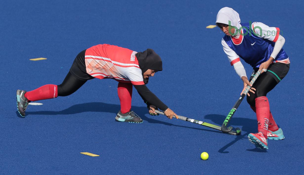 Sesi latihan tanding timnas Hoki Putri Indonesia di Lapangan Hoki, Senayan, Jakarta, Selasa (2/4/2018). Tim Hoki terus melakukan adaptasi lapangan jelang Asian Games 2018. (Bola.com/Nick Hanoatubun)