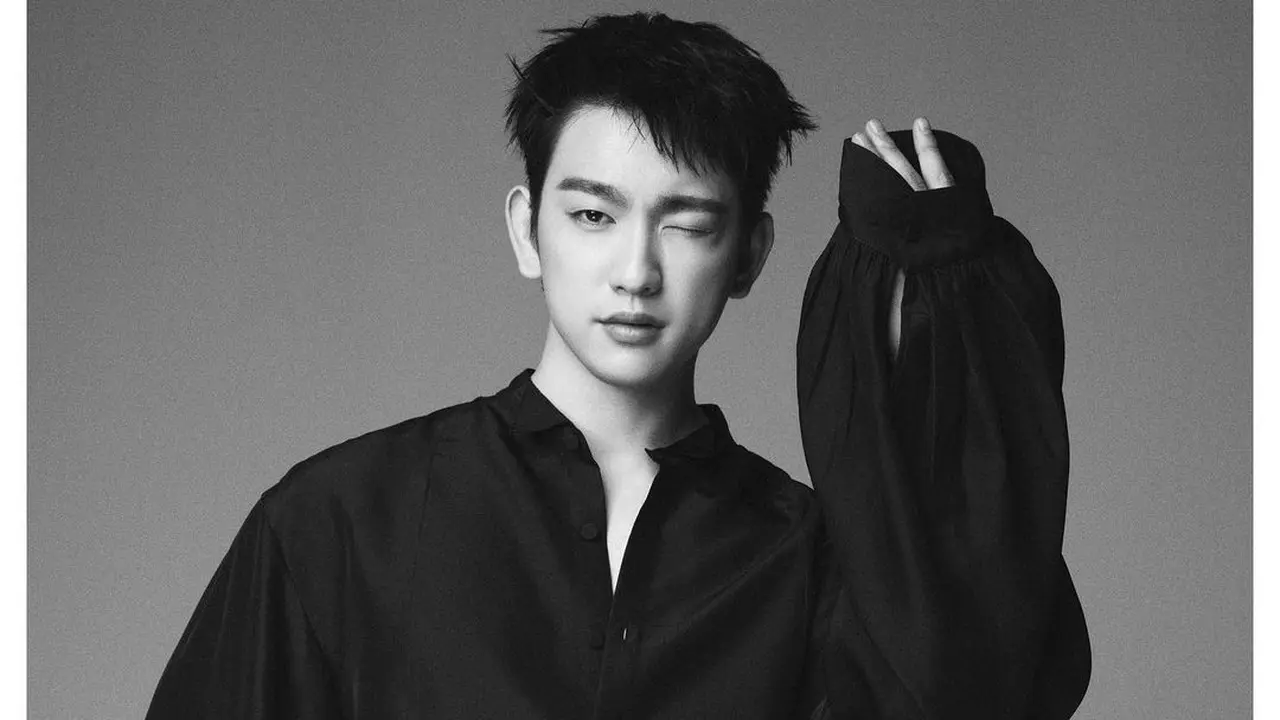 Potret Maskulin Jinyoung GOT7 Kenakan Baju Hitam