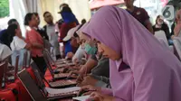 Peserta mengikuti simulasi tes CPNS 2019 berbasis Computer Assisted Test (CAT) di halaman Gedung Sarinah, Jakarta, Minggu (8/12/2019). Simulasi tes CPNS berbasis CAT diadakan Kantor Regional V Badan Kepegawaian Negara (BKN) Jakarta. (Liputan6.com/Helmi Fithriansyah)