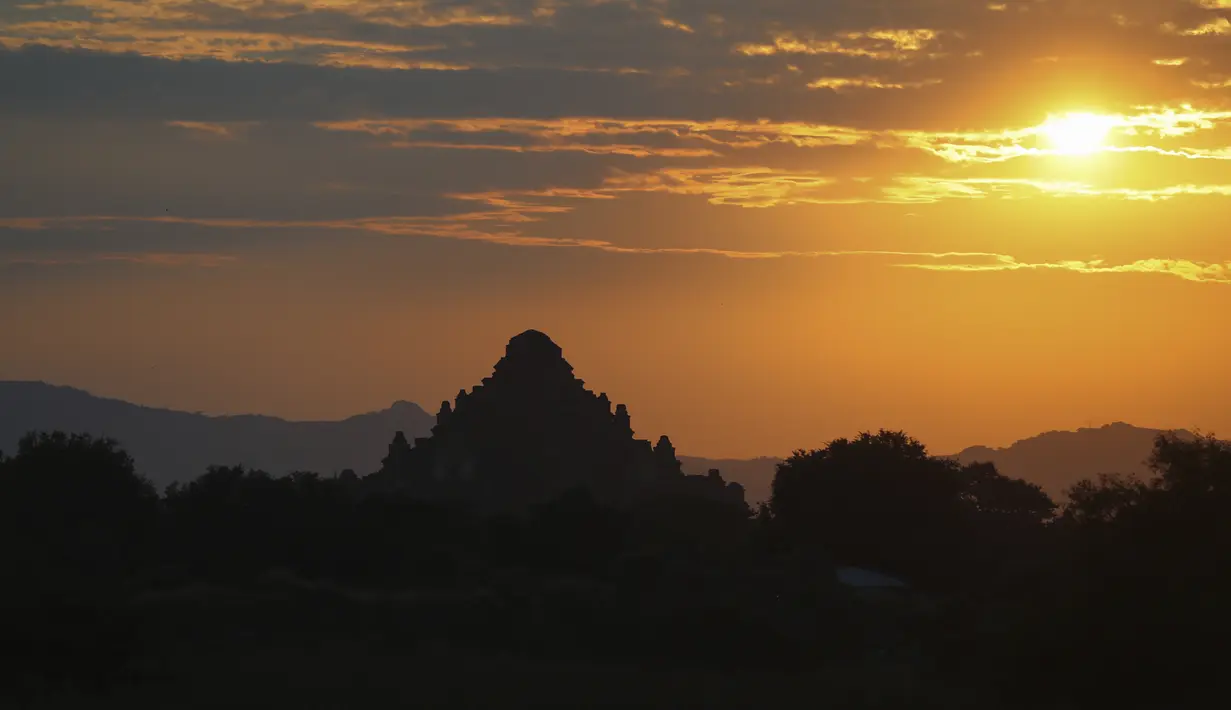 Siluet kuil kuno saat matahari terbenam di Bagan, distrik Nyaung U, Myanmar tengah, Rabu (8/12/2021). Bagan merupakan salah satu kota dari Kerajaan Pagan, yang memiliki 10.000 kuil Buddha. (AP Photo)