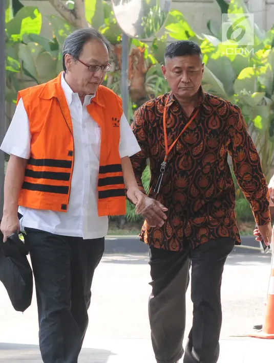 Mantan bos PT Gunung Agung yang juga tersangka kasus suap e-KTP, Made Oka Masagung (kiri) akan menjalani pemeriksaan lanjutan di Gedung KPK, Jakarta, Jumat (6/7). Made Oka terjerat kasus dugaan korupsi proyek pengadaan e-KTP. (Medeka.com/Dwi Narwoko)