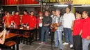Sekretaris TKN Jokowi-Ma'ruf Amin, Hasto Kristiyanto dan Sekretaris TKN Jokowi-Ma'ruf Amin Kota Tangerang Andri S Pernama saat ngobrol santai dengan pemilih milenial dan organisasi kepemudaan di Tangerang, Banten, Jumat (21/12). (Liputan6.com/HO/Dodi)
