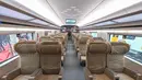 Interior kereta cepat tipe baru yang dapat beroperasi pada sistem rel yang berbeda di Changchun, China (21/10/2020). Produsen kereta China, CRRC Changchun Railway Vehicle Co., Ltd meluncurkan kereta cepat tipe baru yang dapat beroperasi pada sistem rel yang berbeda. (Xinhua/Zhang Nan)