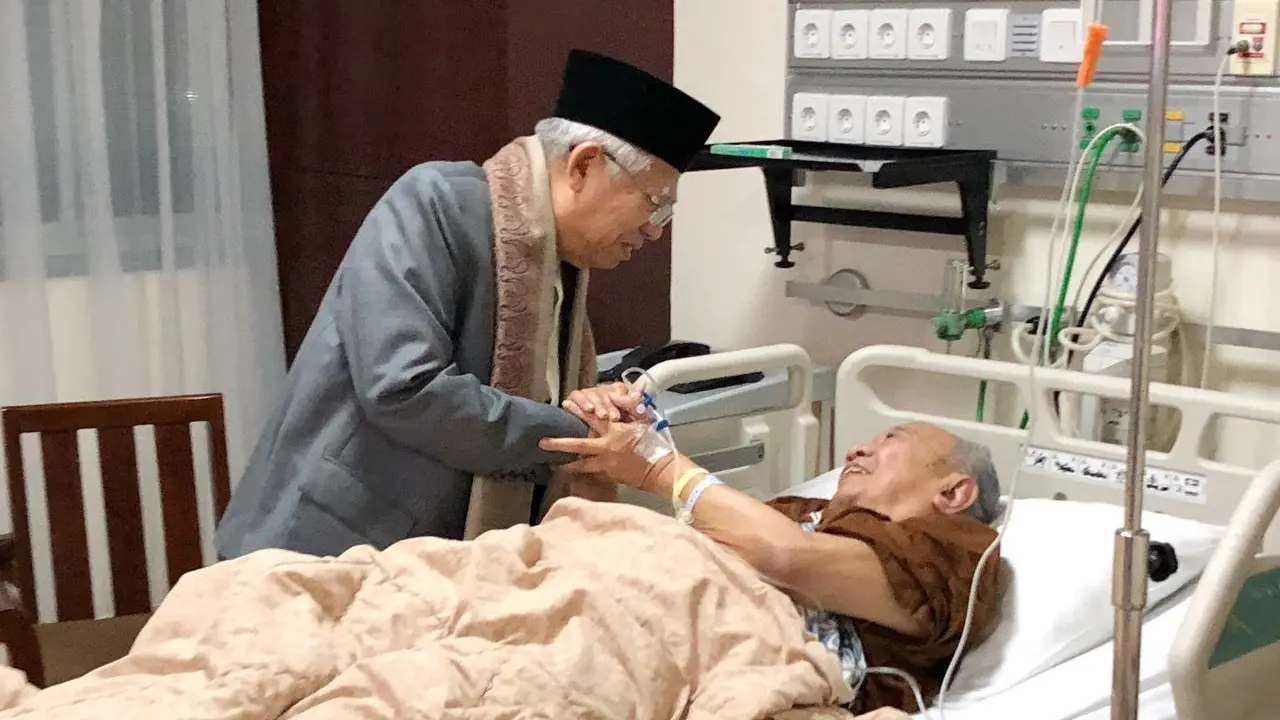 Ma'ruf Amin saat menjenguk Gus Solah di Rumah Sakit Cipto Mangunkusumo (RSCM). (Istimewa)