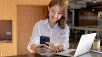 Ilustrasi seorang perempuan mengisi pulsa via smartphone. (dookdui/depositphotos.com)