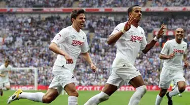 Winger Swansea City Scott Sinclair (tengah) mencetak hat-trick saat menundukkan Reading 4-2 pada final play-off promosi championship di Wembley Stadium, 30 Mei 2011. AFP PHOTO/ADRIAN DENNIS