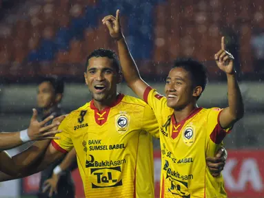 Gelandang Sriwijaya FC, Bayu Gatra (kanan) bersama Alberto Goncalves melakukan selebrasi usai mencetak gol ke gawang PBFC di Piala Bhayangkara di Stadion Si Jalak Harupat, Bandung, Jumat (18/3/2016). Sriwijaya unggul 3-1. (Liputan6.com/Helmi Fithriansyah)