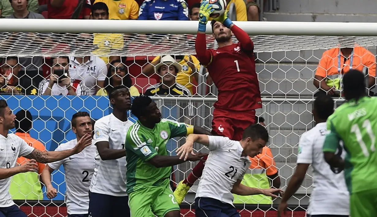 Salah satu aksi penyelamatan yang dilakukan penjaga gawang Timnas Perancis, Hugo Lloris (atas) saat berlaga kontra Nigeria di 16 besar Piala Dunia 2014, (30/6/2014). (REUTERS/Dylan Martinez)