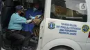 Petugas parkir melakukan pemeriksaan kesehatan di mobil Tim Medis Keliling di kawasan sabang, Jakarta, Kamis (18/2/2021). Program ini dilakukan secara rutin dengan cara berkeliling untuk mengecek kondisi kesehatan petugas parkir di masa pandemi. (Liputan6.com/Faizal Fanani)