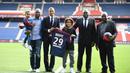 Penyerang baru PSG, Kylian Mbappe berfoto bersama keluarganya saat  sesi perkenalan di Parc des Princes stadium, Paris, (6/9/2017). Mbappe dipinjam PSG dari Monaco dengan opsi permanen sebesar 180 juta euro tahun berikutnya. (AFP/Franck Fife)