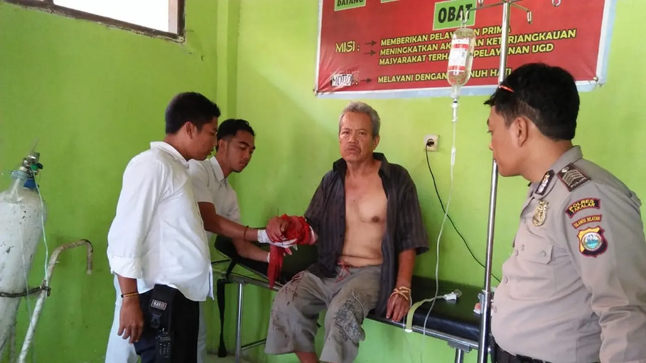 Seorang bapak di Kabupaten Takalar, Sulsel jadi korban pembacokan dari putra kandungnya sendiri (Liputan6.com/ Eka Hakim)