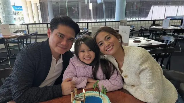 Acha pun tampil dengan gaya simple saat ulang tahun putrinya ke-8  bersama manta suaminya. [@septriasaacha]