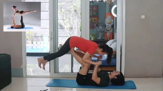 6 Momen Seru Bryan dan Megan Domani Belajar Yoga Bareng, Kompak