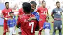 Seorang putra dari anggota The Jakmania digendong saat menjadi Player Escort Kids pada laga Piala AFC 2019 antara Persija Jakarta melawan Ceres Negros di SUGBK, Jakarta, Selasa (23/4). Kesempatan ini diberikan oleh Allianz. (Bola.com/Vitalis Yogi Trisna)