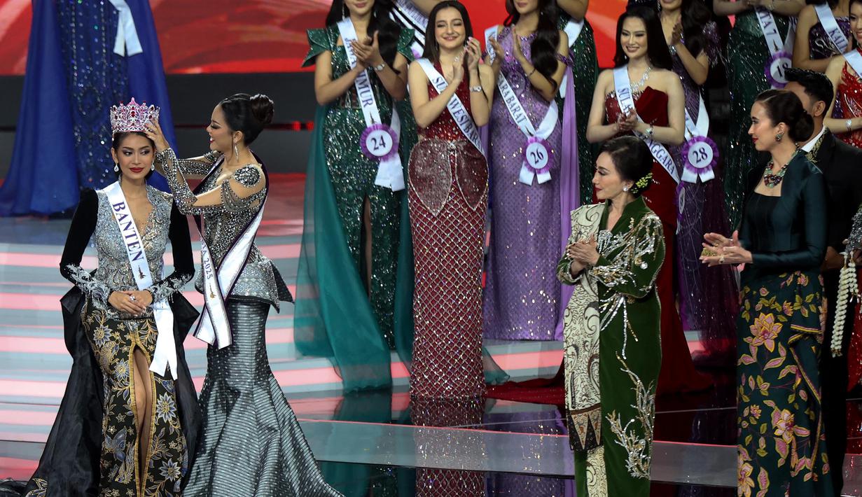 Agnes Aditya Rahajeng pun berhak mengenakan Mahkota Borobudur Merah. Tampak dalam foto, Agnes Aditya Rahajeng (kiri) asal Banten saat menerima mahkota Puteri Indonesia saat Grand Final Pemilihan Puteri Indonesia 2026 di Jakarta Internasional Convention Center, Jakarta, Jumat (24/4/2026). (Kapanlagi.com/Budy Santoso)