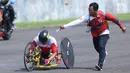 Atlet ParaCycling, Soemantri diguyur tubuhnya saat laga di nomor Mens H4-5 Road Race Asian Para Games 2018 di Sirkuit Sentul, Bogor, Selasa (9/10). Soemantri berhasil merebut medali perunggu. (Liputan6.com/Helmi Fithriansyah)