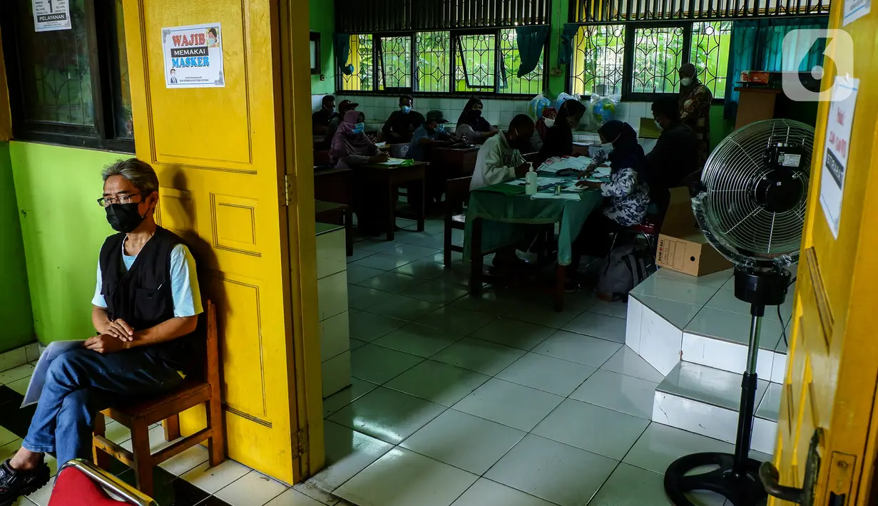 Suasana pencairan bantuan sosial tunai (BST) terhadap warga penerima manfaat di SDN Kembangan Utara 05 Pagi, Jakarta, Rabu (31/3/2021). Program BST sebesar Rp300 ribu dari Kemensos ini disalurkan melalui RT-RT se kelurahan Kembangan Utara melalui ATM Bank DKI. (Liputan6.com/Johan Tallo)