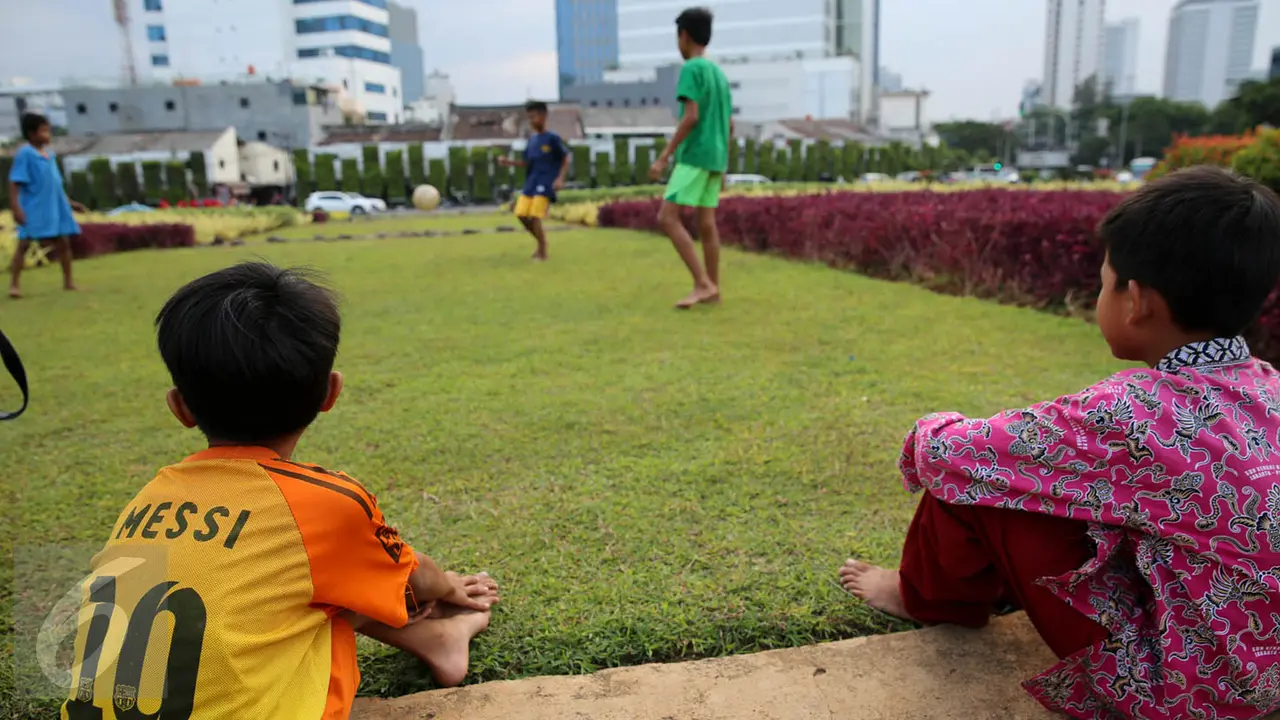 20151002-Anak Bermain Bola-Tugu Tani-Jakarta