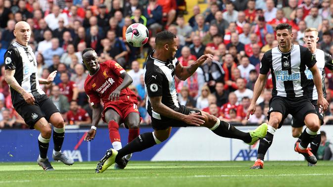 Striker Liverpool Sadio Mane (dua kiri) mencetak gol ke gawang Newcastle United pada laga Liga Inggris di Anfield, Liverpool, Inggris, Sabtu (14/9/2019). Sadio Mane dan Mohamed Salah membawa Liverpool menghajar Newcastle 3-1. (Paul ELLIS/AFP)